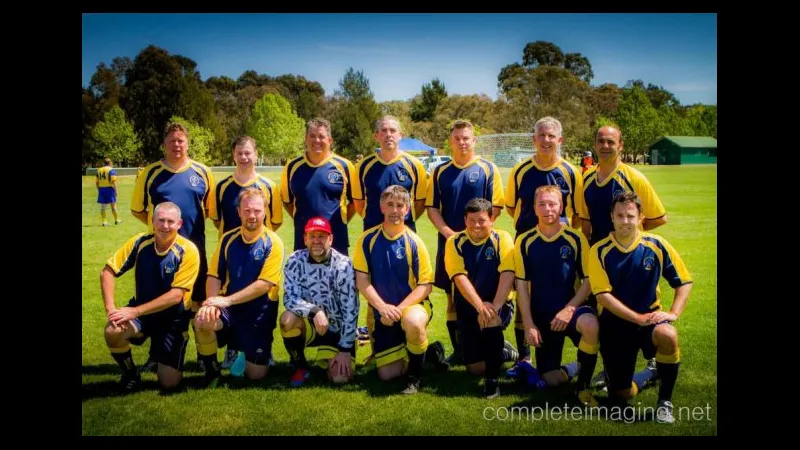 Cầu thủ Brindabella tung cú sút mạnh mẽ vào khung thành Canberra Croatia