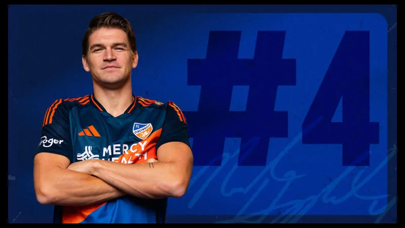 Cầu thủ Cincinnati và Burnley tranh chấp bóng trên sân - Phong độ gần Cầu thủ Cincinnati và Burnley tranh chấp bóng trên sân - Phong độ gần