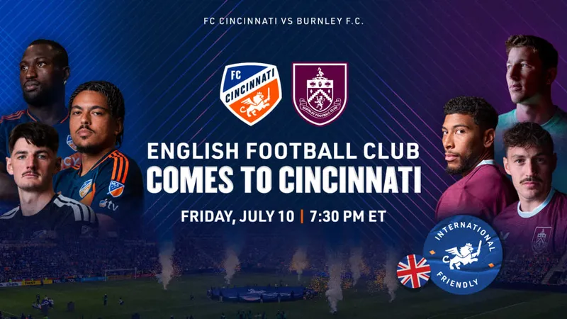 Cầu thủ Cincinnati và Burnley đang tranh chấp quả bóng trên sân cỏ Cầu thủ Cincinnati và Burnley đang tranh chấp quả bóng trên sân cỏ