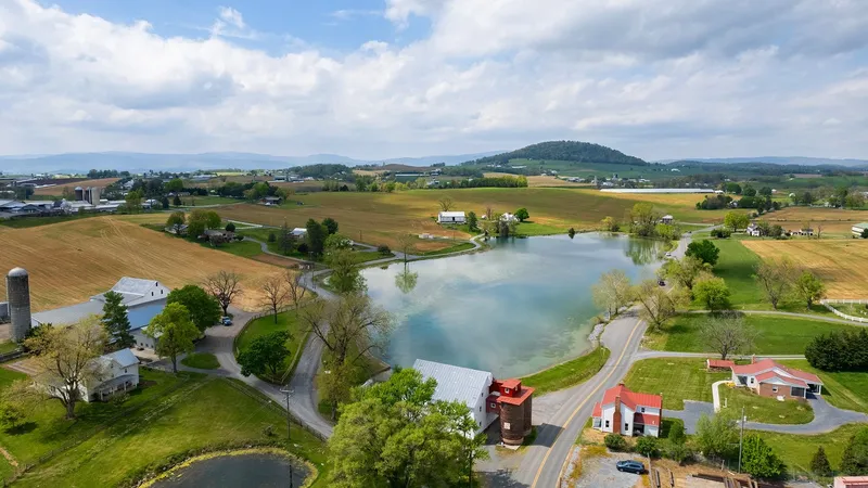 Cầu thủ Dayton và West Virginia đang tranh chấp bóng trên sân Cầu thủ Dayton và West Virginia đang tranh chấp bóng trên sân
