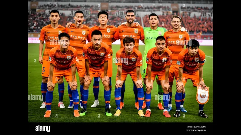 Cầu thủ Shandong Taishan và Yunnan Yukun tranh chấp bóng trên sân - Dự đoán số