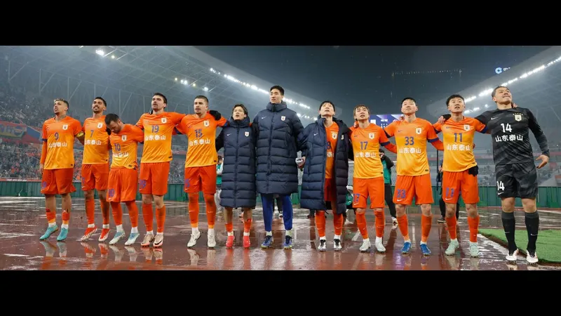 Cầu thủ Shandong Taishan nỗ lực giữ bóng trước Yunnan Yukun.