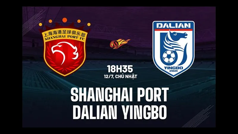 Cầu thủ Shanghai Port băng qua hàng phòng ngự của Dalian Yingbo Cầu thủ Shanghai Port băng qua hàng phòng ngự của Dalian Yingbo