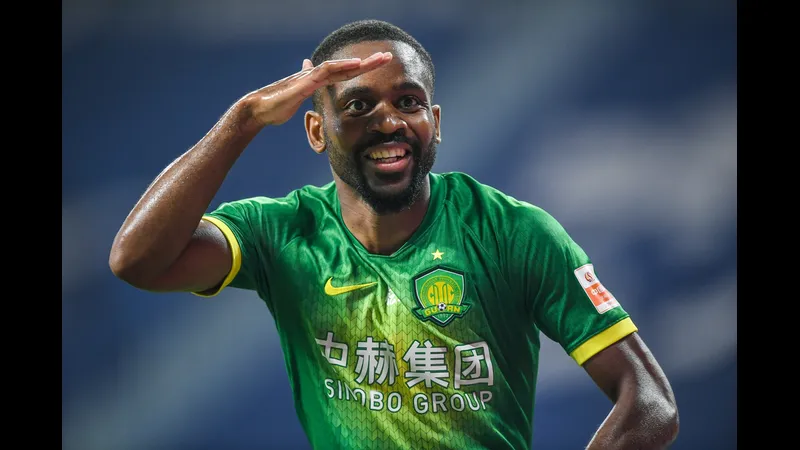 Cầu thủ của Shanghai Shenhua và Beijing Guoan tranh chấp bóng