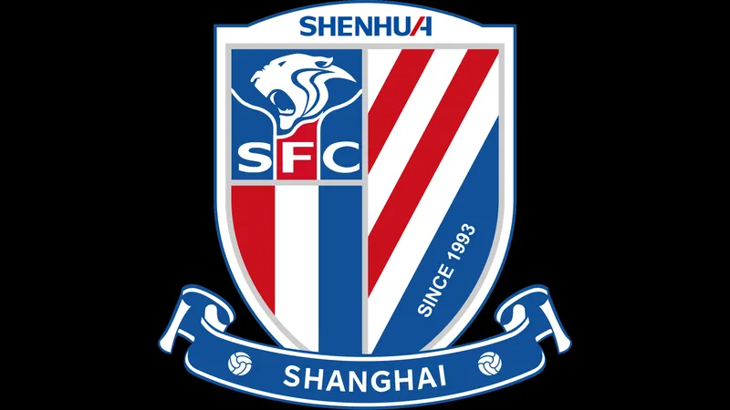 Cầu thủ Shanghai Shenhua vượt qua cầu thủ Beijing Guoan trên sân cỏ
