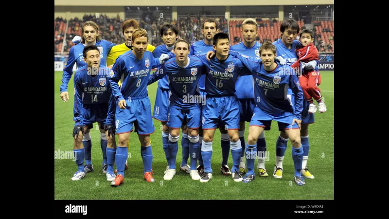 Cầu thủ Shanghai Shenhua và Beijing Guoan tranh chấp bóng trên sân - Dự đoán phạt