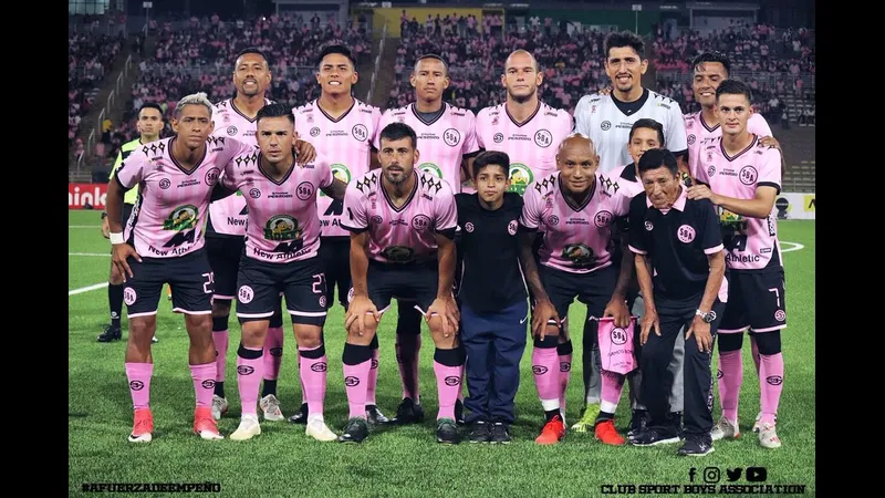 Cầu thủ Sport Boys vượt qua cầu thủ Comerciantes để tiếp tục tấn công